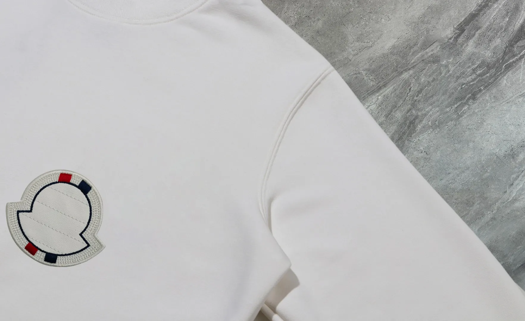 【 In Stock】 〖 𝐌𝐎𝐍𝐂𝐋𝐄𝐑~ 〗 440g ， 😎 ， ， Factory 2025 T ， ， Premium LOGO， Same Style ：Black White Size：S M L XL 2XL